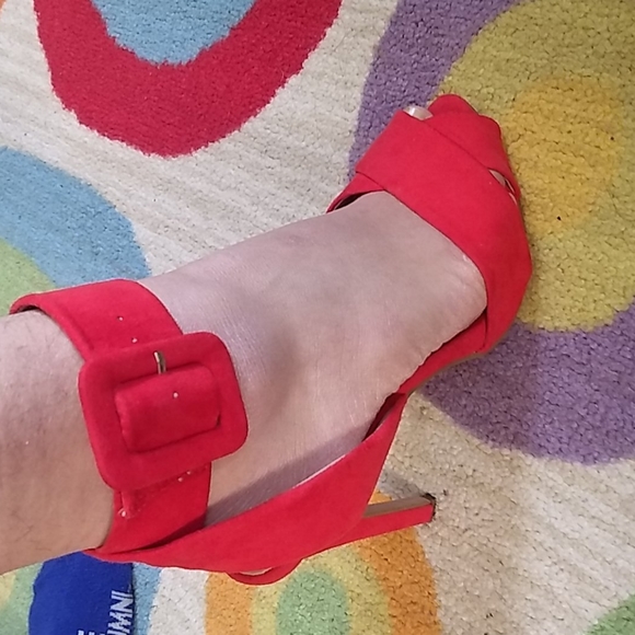 Red high heels - Picture 3 of 3